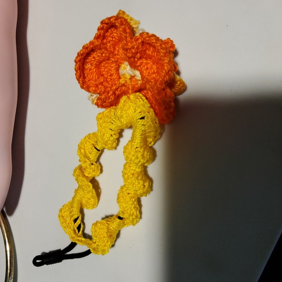 Flower Wristband - Picture 4 of 5